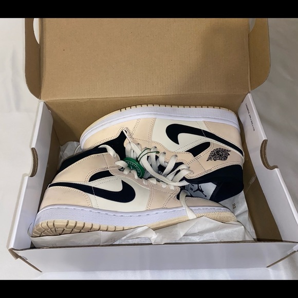 NIKE Air Jordan 1 MID Sneakers - Picture 9 of 12